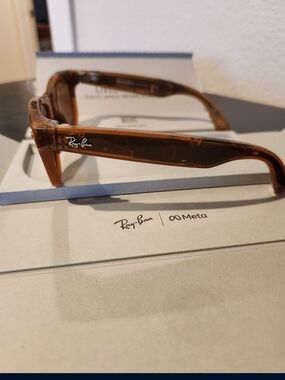 Ray-Ban  META GLASSES AND CHARGING CASE